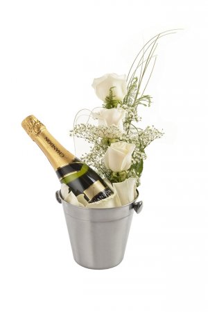Hielera con 3 rosas y Chandon 